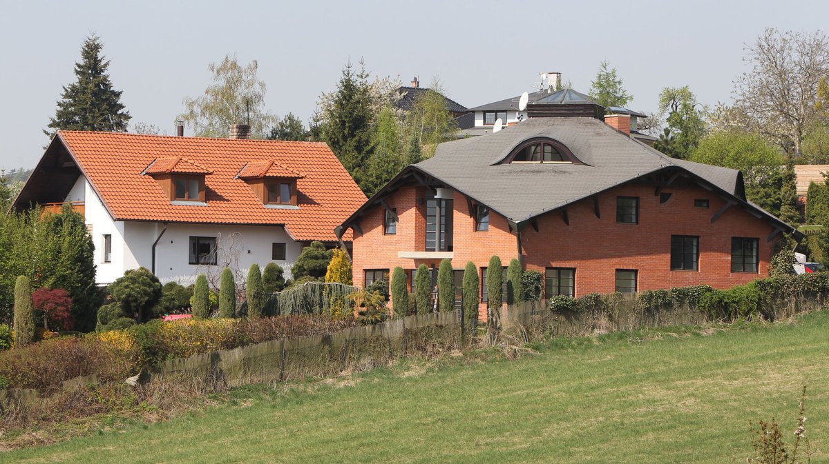 Tomáš a Vlaďka už nechtěli bydlet po pronájmech, a tak si pořídili dům v Černošicích, který koupila Erbová.