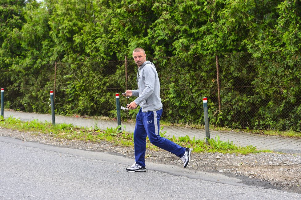 Řepka před lety ve chvíli, kdy si pro auto přijel exekutor.