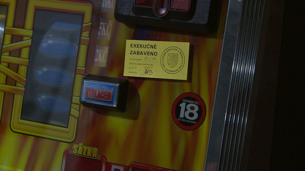 Cedulka exekučně zabaveno dává tušit, jaký osud automat čeká.