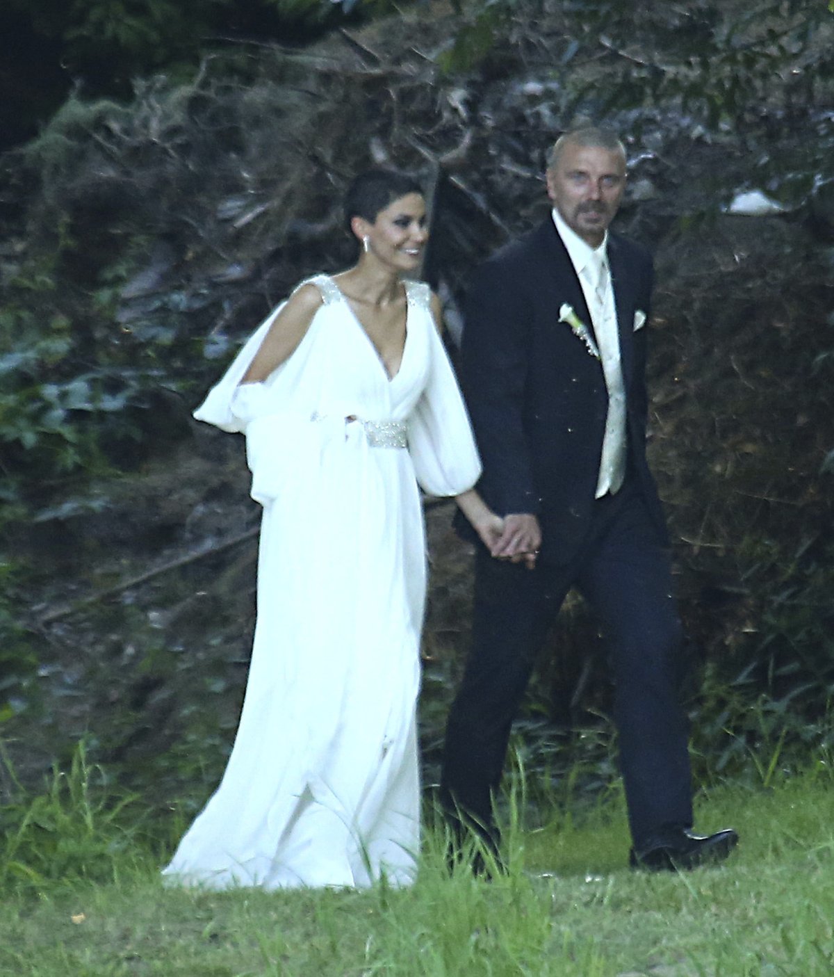 Srpen 2013 Snímek ze svatby. Nevěsta Vlaďka hledí v dáli, ženich Tomáš pláče. Jak příhodné k jejich momentální situaci.
