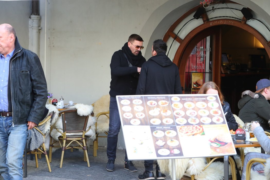 Ještě před soudním líčením si Řepka skočil s obhájcem na kafe.