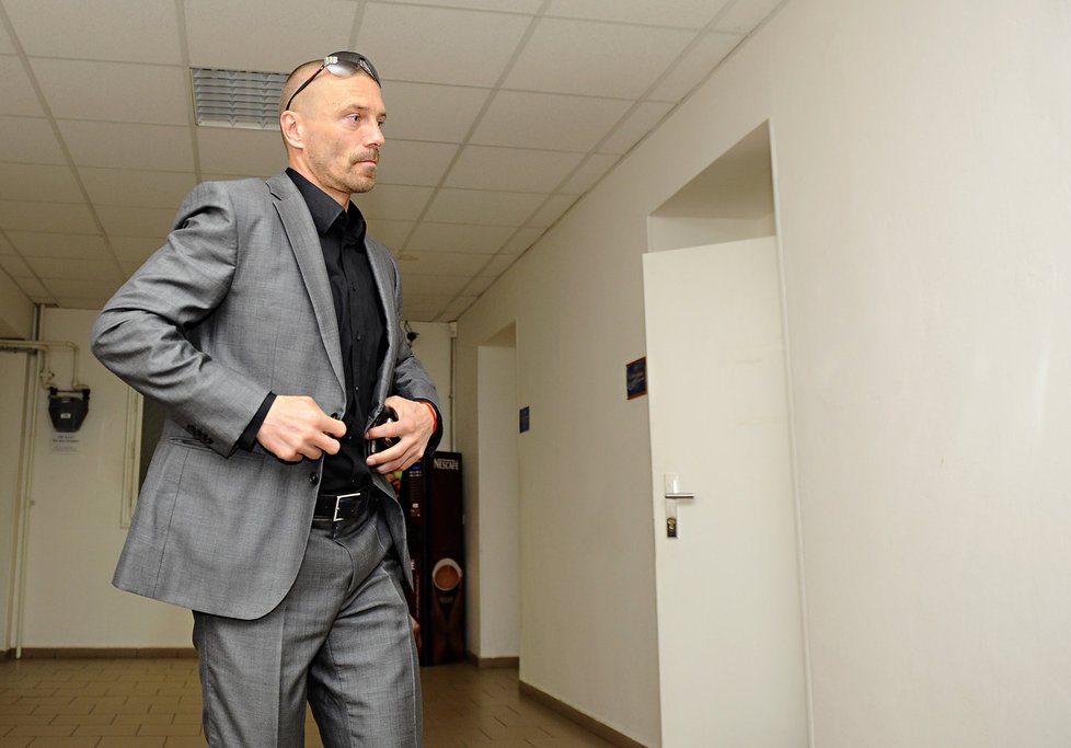 Tomáš Řepka dorazil v šedivém obleku.