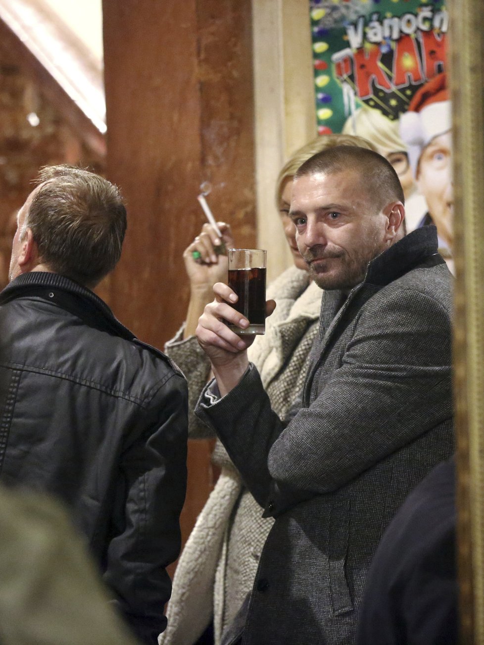 Tomáš Řepka popíjel drink, jeho známá kouřila cigaretu.