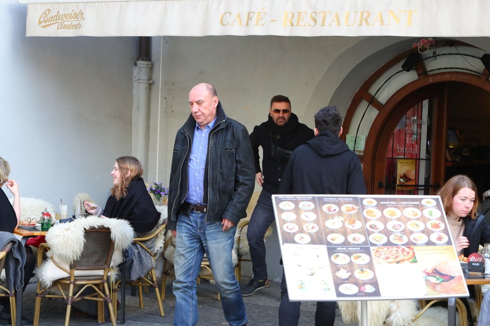 Ještě před soudním líčením si Řepka skočil s obhájcem na kafe.