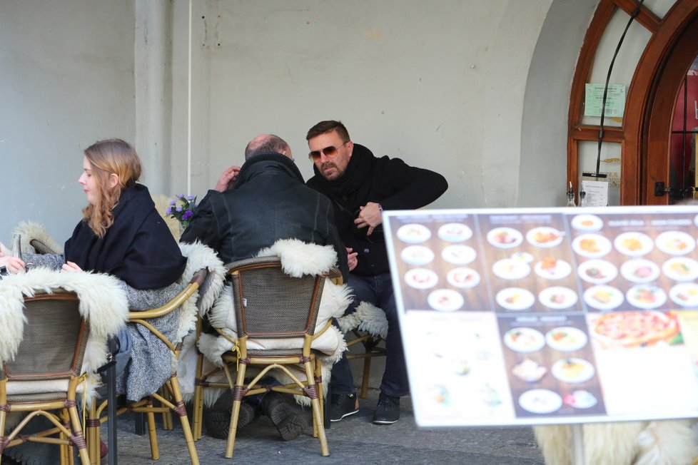 Ještě před soudním líčením si Řepka skočil s obhájcem na kafe.