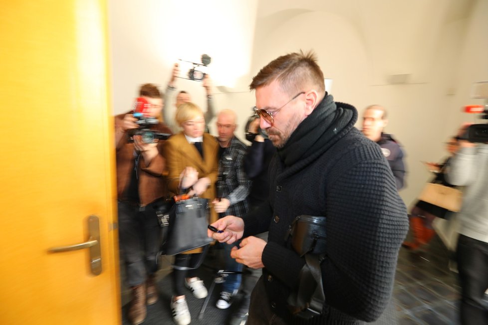 Tomáš Řepka se dostavil k soudu, který ho poslal na půl roku do vězení s ostrahou za porušení podmínky z minulosti.