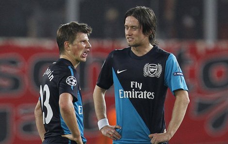 Rus Aršavin (vlevo) míří z Arsenalu do Petrohradu. Rosický na Emirates Stadium zůstane?