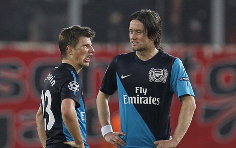 Rosický (vpravo) a Aršavin se šklebí nad gólem v síti Arsenalu...