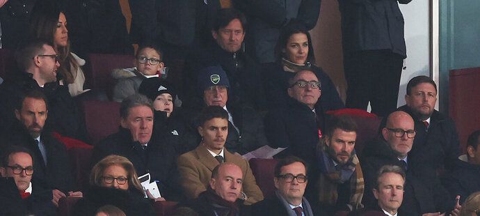 V hledišti měl Tomáš Rosický po pravé ruce synka Tomáše a po levé manželku Radku. Dvě řady pod nimi seděli David Beckham se synem Romeem.
