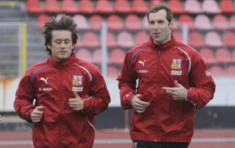 Ukřivdění Tomáš Rosický (vlevo) a Petr Čech.