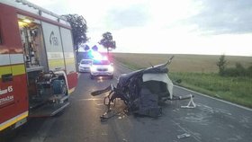 Při tragické autonehodě zemřeli Honza (†17) a Samuel (†15). Škodovku, kterou náraz rozpůlil vedví, řídil Tomáš (19).