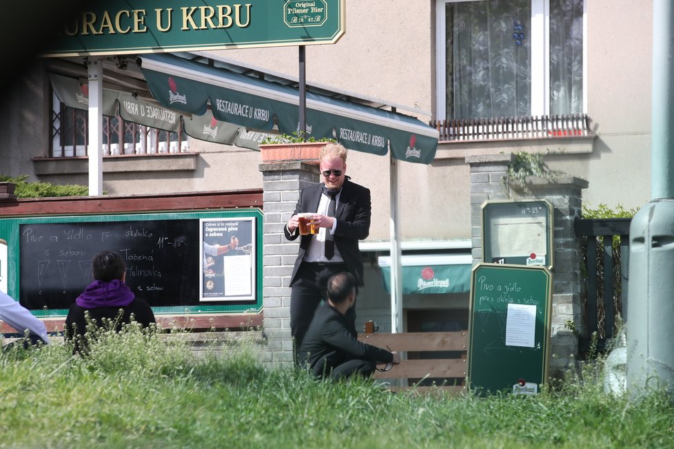 Známý český ekonom pochoval manželku Markétu (†43), oblíbenou socioložku. Po obřadu v kostele svatého Filipa a Jakuba na hřbitově v pražských Malvazinkách vyrazil na jednokolce na pivo.