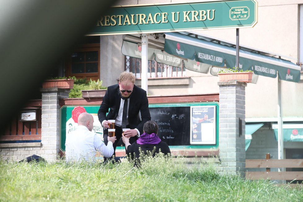 Známý český ekonom pochoval manželku Markétu (†43), oblíbenou socioložku. Po obřadu v kostele svatého Filipa a Jakuba na hřbitově v pražských Malvazinkách vyrazil na jednokolce na pivo.