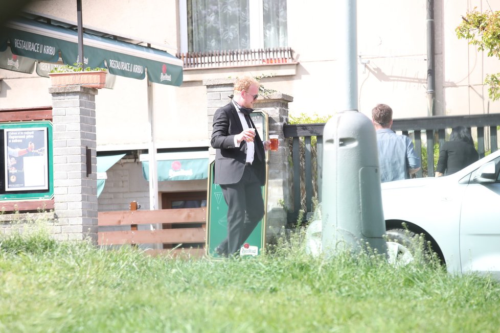 Známý český ekonom pochoval manželku Markétu (†43), oblíbenou socioložku. Po obřadu v kostele svatého Filipa a Jakuba na hřbitově v pražských Malvazinkách vyrazil na jednokolce na pivo.