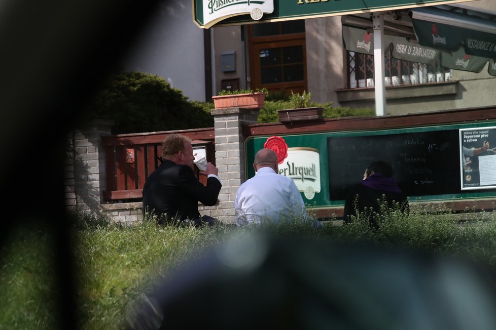 Známý český ekonom pochoval manželku Markétu (†43), oblíbenou socioložku. Po obřadu v kostele svatého Filipa a Jakuba na hřbitově v pražských Malvazinkách vyrazil na jednokolce na pivo.