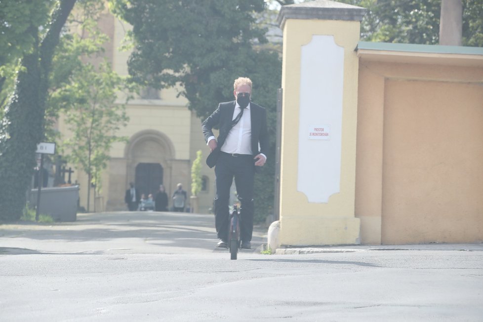 Známý český ekonom pochoval manželku Markétu (†43), oblíbenou socioložku. Po obřadu v kostele svatého Filipa a Jakuba na hřbitově v pražských Malvazinkách vyrazil na jednokolce na pivo.