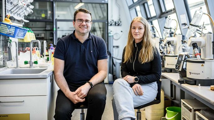 Tomáš Slanina, vedoucí vědecké skupiny Redoxní fotochemie, ÚOCHB AV ČR a Lucie Šálková, doktorandka ze skupiny Dr. Tomáše Slaniny Tomáš Slanina, vedoucí vědecké skupiny Redoxní fotochemie, ÚOCHB AV ČR a Lucie Šálková, doktorandka ze skupiny Dr. Tomáše Slaniny