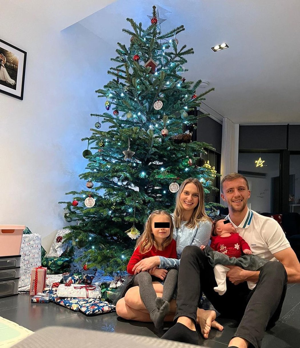 Tomáš Souček s rodinou před vánočním stromečkem