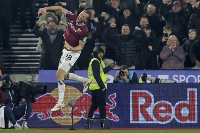 Souček: Chci, aby na mě Češi byli hrdí. Rekordní gól i zoufalá reakce fanouška United Souček: Chci, aby na mě Češi byli hrdí. Rekordní gól i zoufalá reakce fanouška United