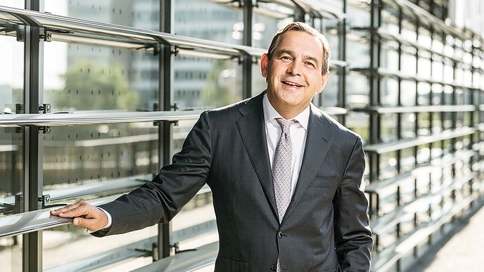 Výkonný ředitel Moneta Money Bank Tomáš Spurný vidí ve spojení banky s Air Bank a dalšími firmami vysokou hodnotu.