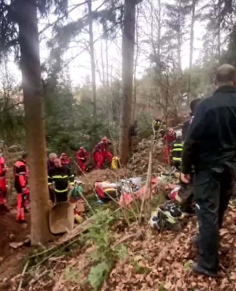 Dva amatérští hledači minerálů Tomáš (†31) a Stano (†30) se udusili ve staré důlní šachtě. Záchranáři budou těla z úzké chodby dostávat až 14 dní.