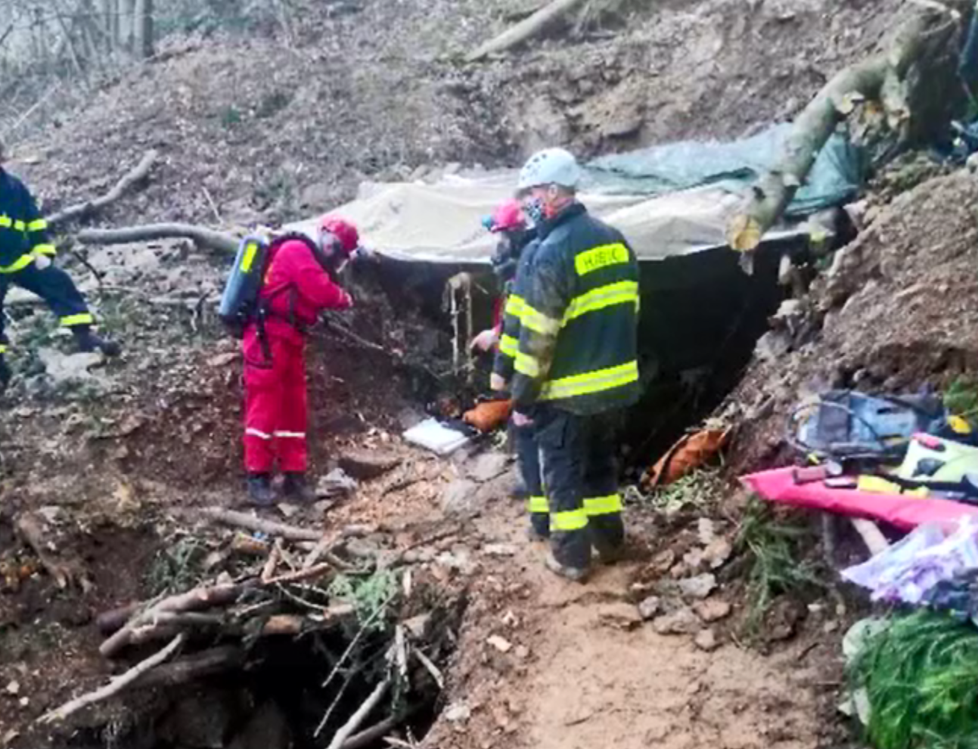 Dva amatérští hledači minerálů Tomáš (†31) a Stano (†30) se udusili ve staré důlní šachtě. Záchranáři budou těla z úzké chodby dostávat až 14 dní.