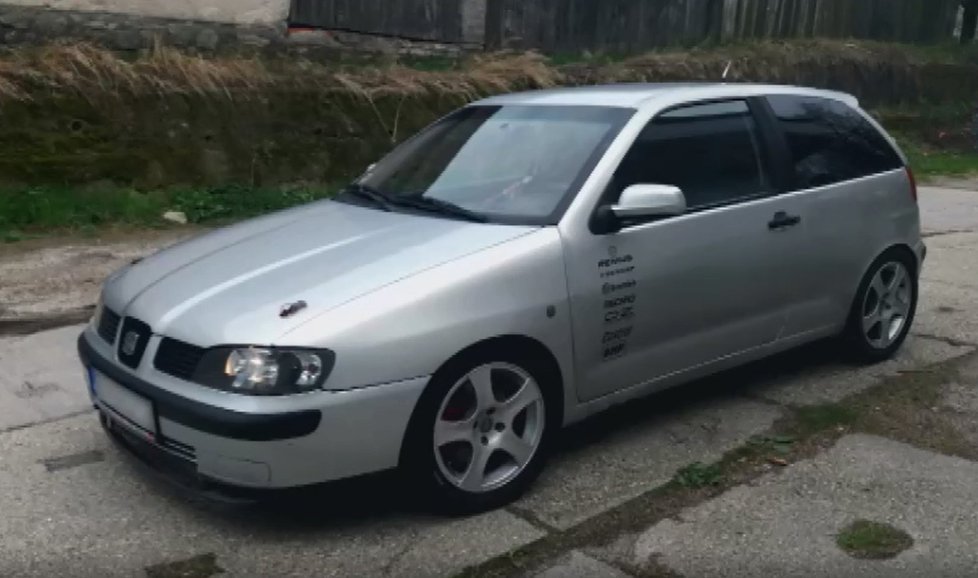 Policie si stříbrné auto vytipovala na benzínové pumpě.