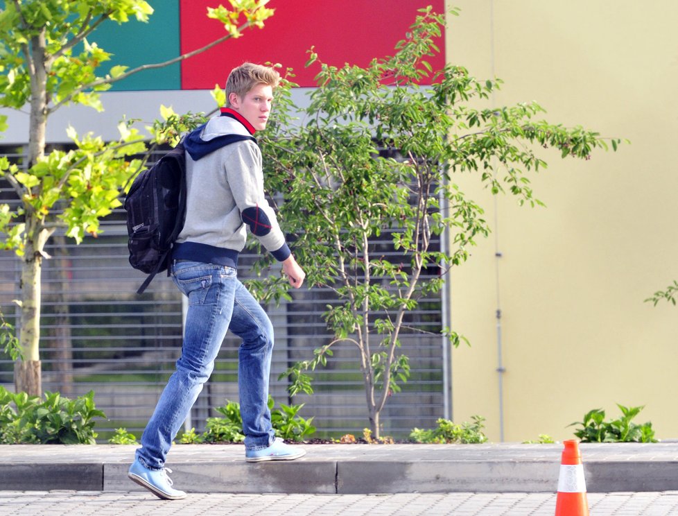 Tomáš Topolánek kráčí do americké školy v Praze, kde roční školné vyjde téměř na půl milionu