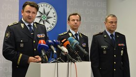 Policejní prezident Tomáš Tuhý vysvětluje reorganizaci policie. Společně se svým náměstkem Zdeňkem Laubem (uprostřed) se bude muset zpovídat také olomouckým žalobcům.