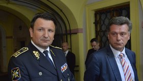 Schůze sněmovní vyšetřovací komise k reorganizaci policie 18. srpna v Praze. Policejní prezident Tomáš Tuhý (vlevo) a poslanec ODS Pavel Blažek (vpravo).