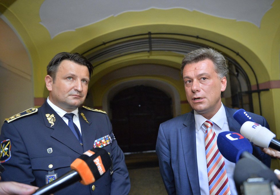 Schůze sněmovní vyšetřovací komise k reorganizaci policie: Policejní prezident Tomáš Tuhý (vlevo) a poslanec ODS Pavel Blažek (vpravo)