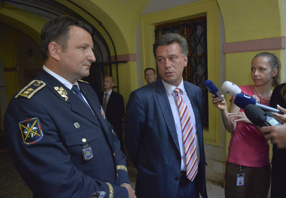 Schůze sněmovní vyšetřovací komise k reorganizaci policie 18. srpna v Praze. Policejní prezident Tomáš Tuhý (vlevo) a poslanec ODS Pavel Blažek (vpravo)