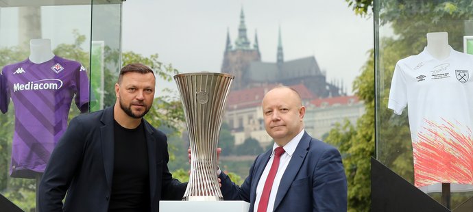 Tomáš Ujfaluši a Petr Fousek s trofejí pro vítěze
