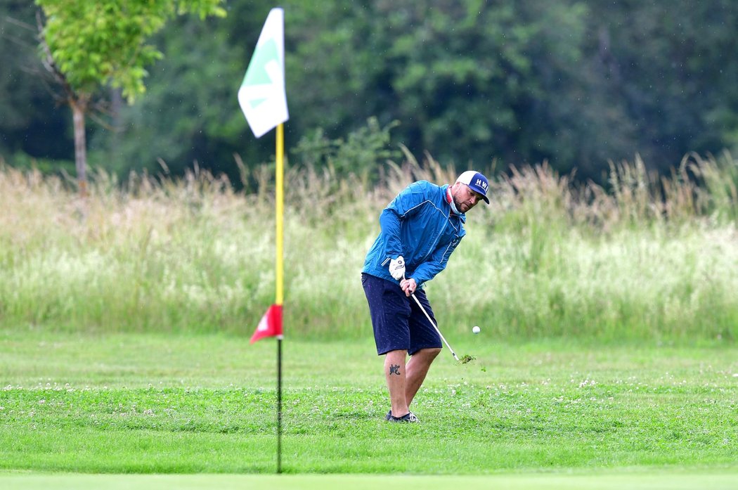 Soustředěný Tomáš Ujfaluši na golfovém turnaji někdejších fotbalových hvězd