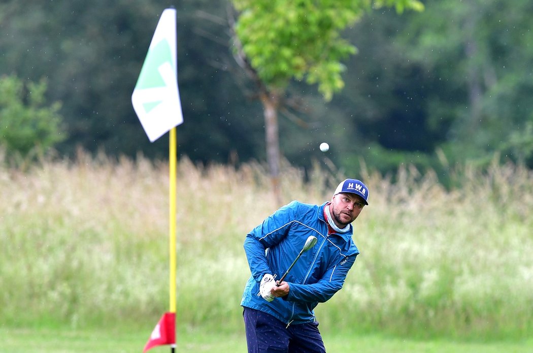 Tomáš Ujfaluši krátce po úderu během golfového turnaje někdejších fotbalových hvězd