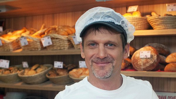 Herec z Ulice Tomáš Valík v pekárně