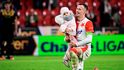 Tomáš Vlček ze Slavie s dcerou po skončení utkání
