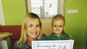 Kateřina Klasnová v Motole se šestiletým Tomáškem, kterému po onkologickém onemocnění amputovali nohu.