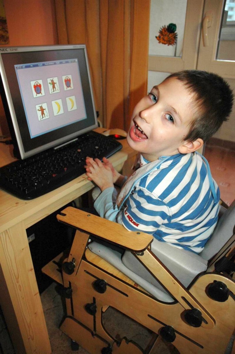 Tomášek (7) sice neumí mluvit ani chodit, komunikovat přes dotykovou obrazovku s počítačem zato umí skvěle.
