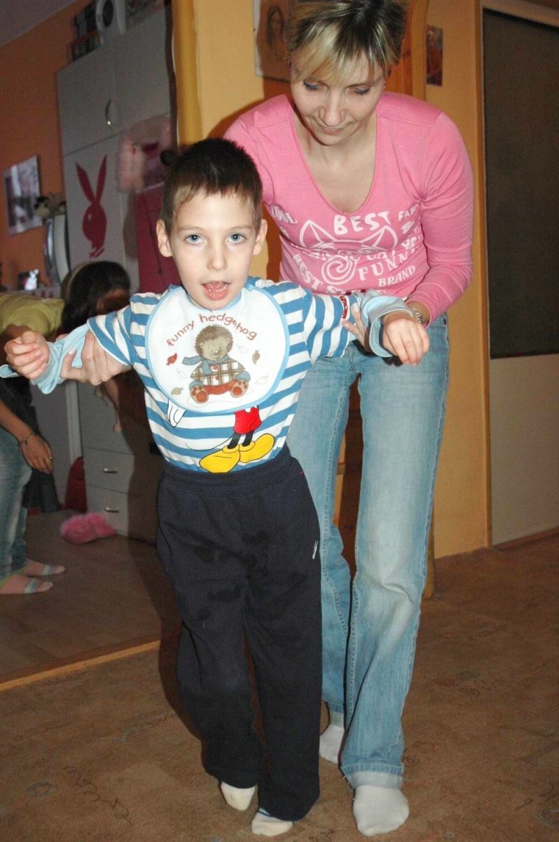 Tomášek Doubrava (7) se sám neudrží na nohou a bez pomoci maminky neudělá ani krok.