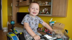 Tomášek (4) tu podle lékařů už neměl být:  Dnes chodí a komanduje rodinu 