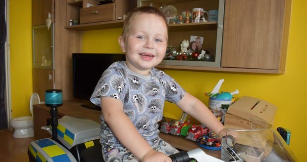 Tomášek (4) tu podle lékařů už neměl být: Dnes chodí a komanduje rodinu