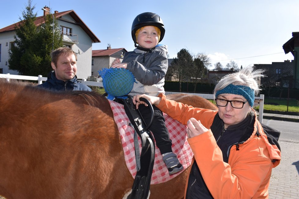 Tomášek Fiala jezdívá na velkém koni v rámci hipoterapie ve stáji Jízdárny Vitality Slezsko v Bystřici nad Olší.