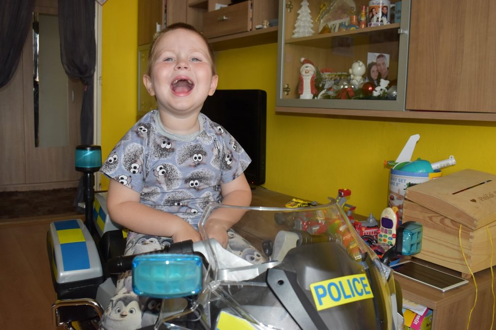 Poslední měsíc si užívá jízdy na policejní motorce, kterou mu darovali kamarádi z Plzně.
