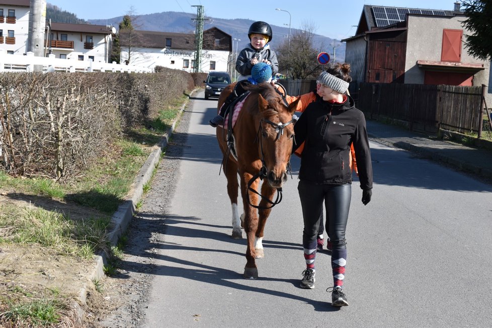 Tomášek Fiala jezdívá na velkém koni v rámci hipoterapie ve stáji Jízdárny Vitality Slezsko v Bystřici nad Olší.