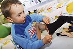 Pětiletý kluk, který si kvůli opařeným nožičkám ponese doživotní následky, si sám natahuje černé návleky od Blesku