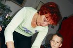 Babička Vlasta R. ošetřuje Tomáškovi levou nohu, kterou mu 23. listopadu v brněnské fakultní nemocnici znovu operovali