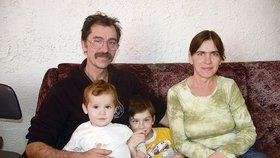 Jiří Fábík (47) s vnukem Tomáškem (2), synem Vojtou (6) a manželkou Ilonou (43).