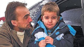 Tomáško (3) ešte dlho po nehode  plakal a triasol sa od strachu. Objíma ho  jeho otec Tibor Palčo (37).