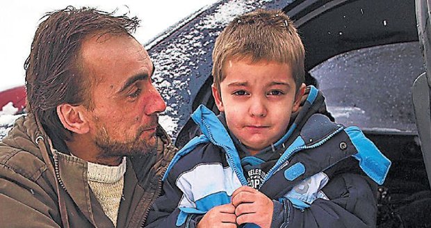 Tomáško (3) ešte dlho po nehode  plakal a triasol sa od strachu. Objíma ho  jeho otec Tibor Palčo (37).